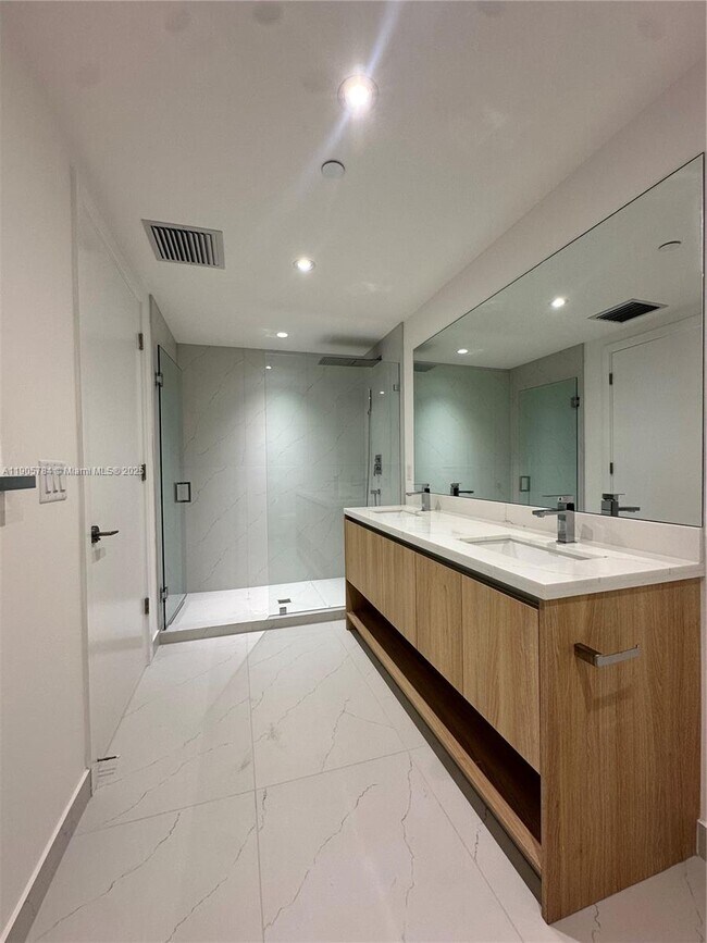 Building Photo - 9901 E Bay Harbor Dr