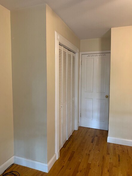 Building Photo - 288 Monmouth St