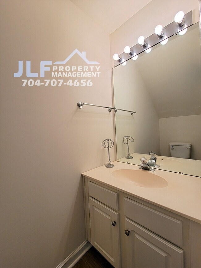 Building Photo - Great 3/2.5 Home in Sought After Charlotte...