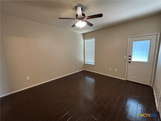 Building Photo - 692 Creekside Cir
