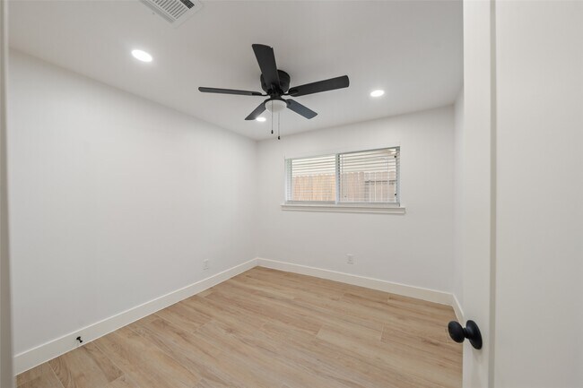 Building Photo - 9323 Portal Dr