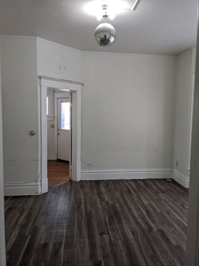 Building Photo - AVAILABLE NOW!  4-bedroom, 2-bath house across from Kinnick!