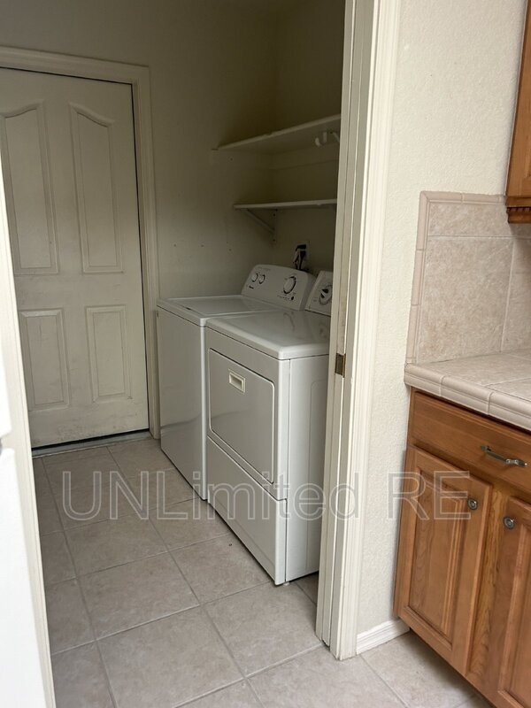 Building Photo - 2290 Interlake Dr