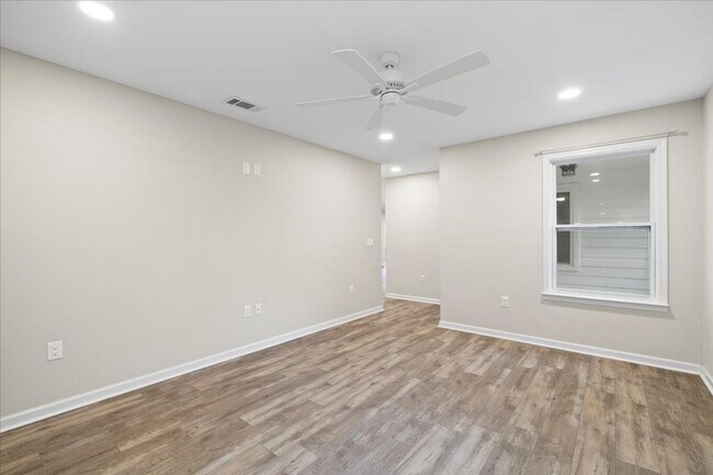 Building Photo - AVAILABLE 9/19!! 3bed/2bath with flex spac...