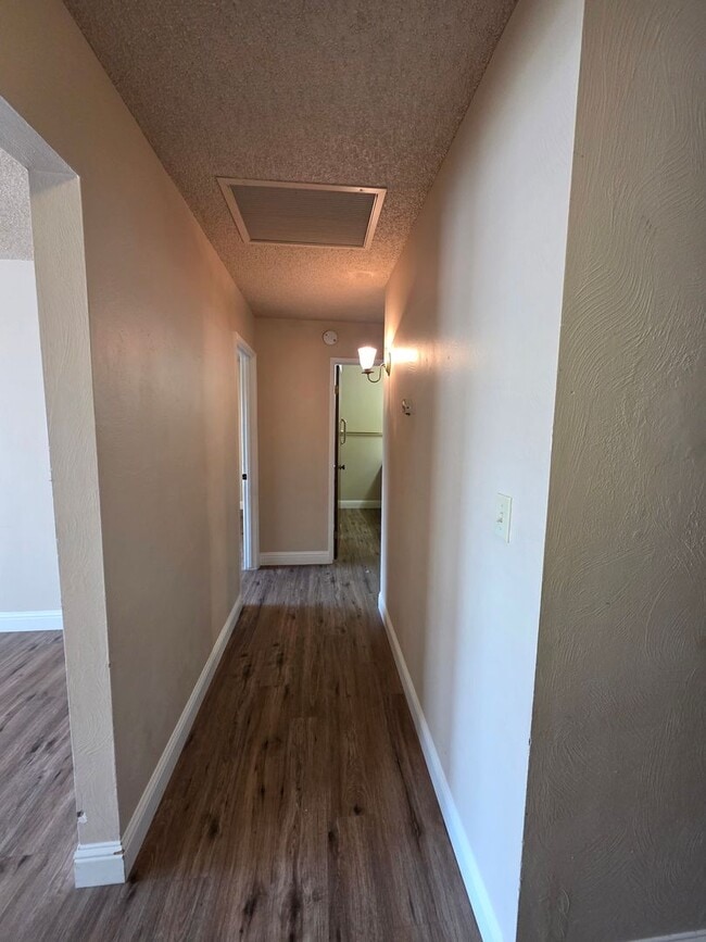 Building Photo - 2 bedroom 1 bathroom condo near Country Club!