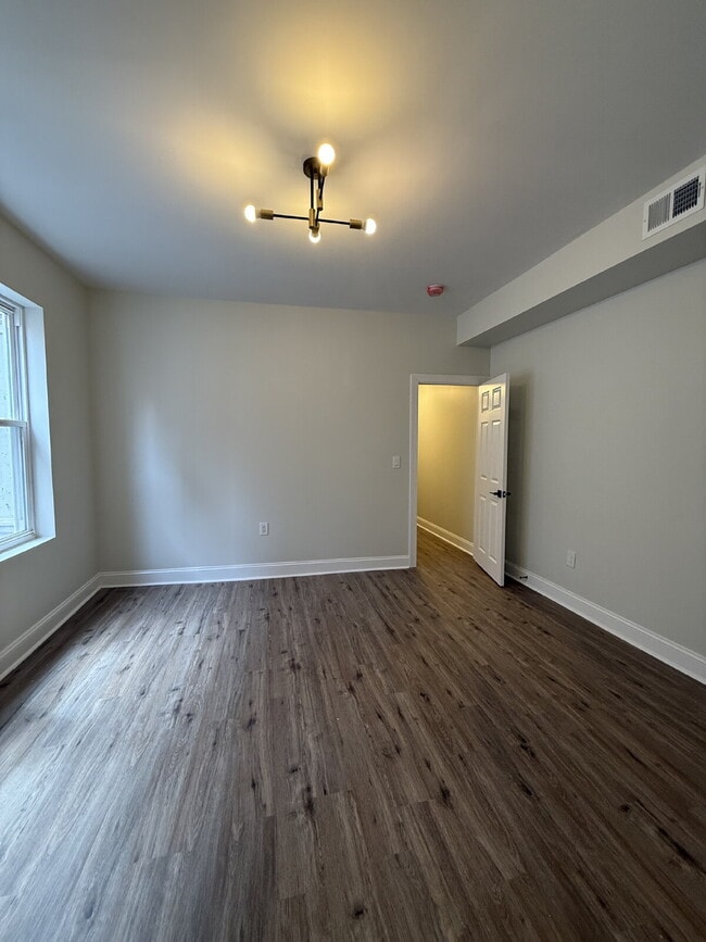 Building Photo - Renovated 2-Bedroom Apartment in Vibrant U...