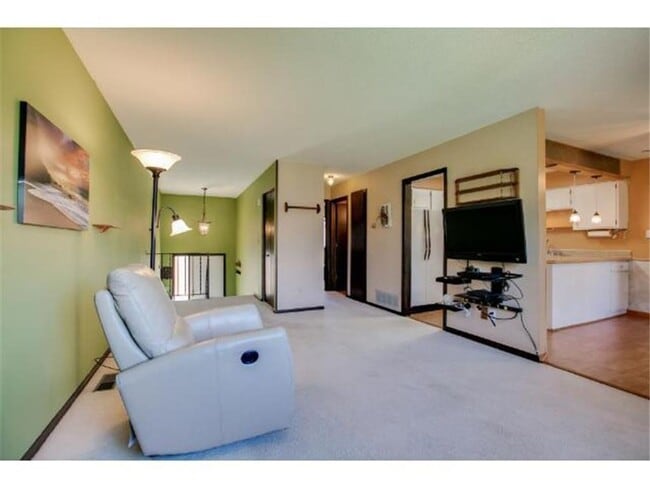 Building Photo - Updated Townhome in Coon Rapids!!  3bed/2bath