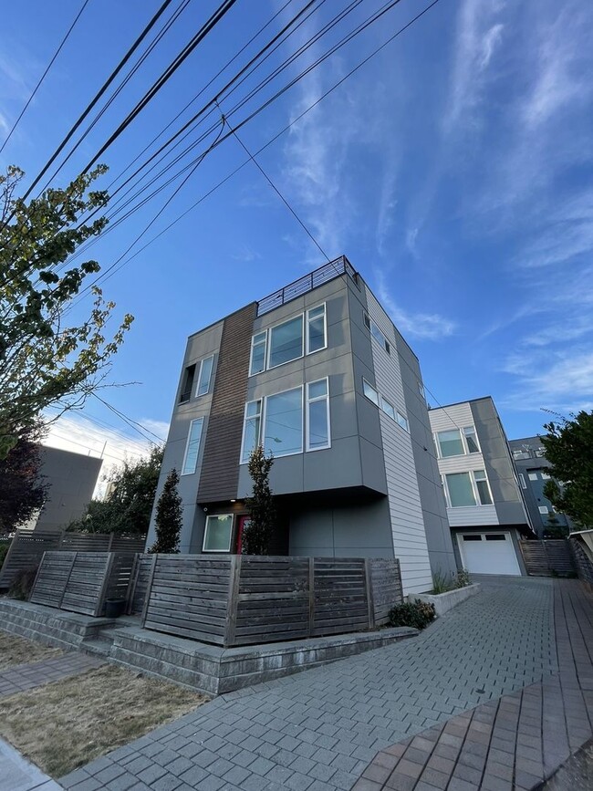 Building Photo - 2614 SW Genesee St