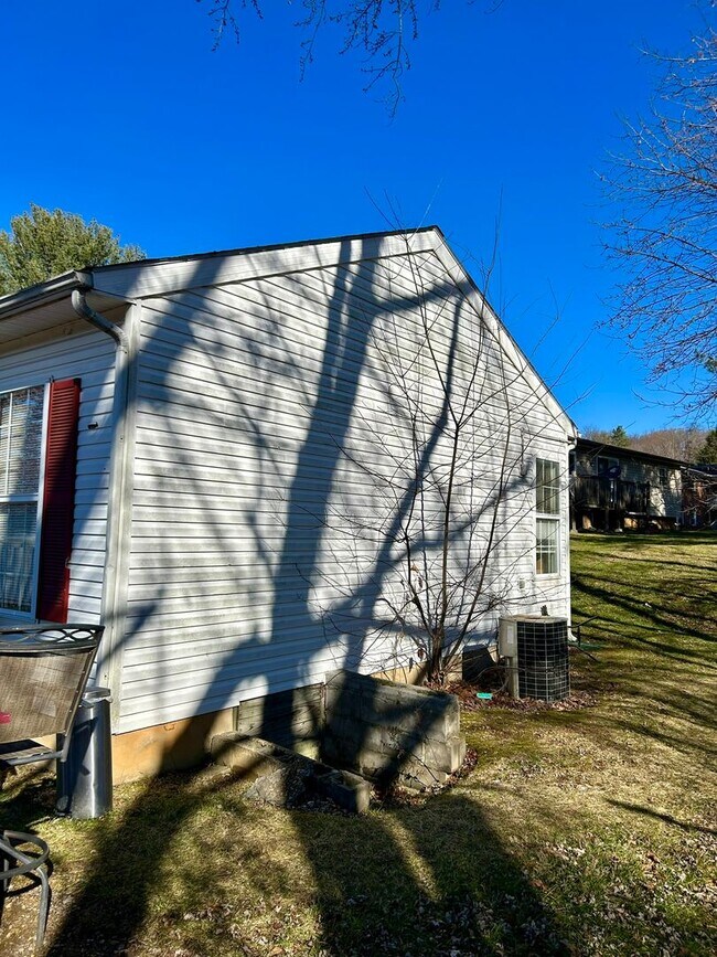 Building Photo - 710-710A Roanoke St E
