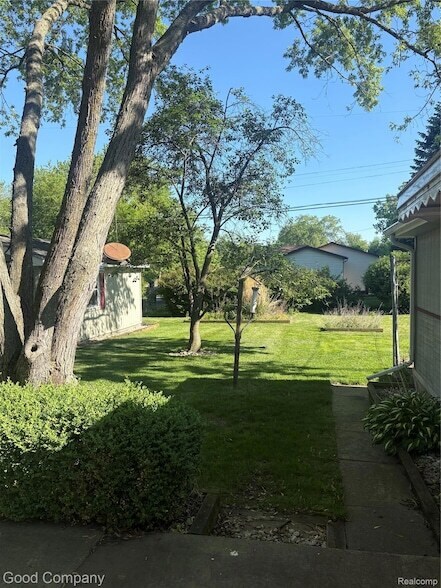 Building Photo - 6284 Woodsdale Dr