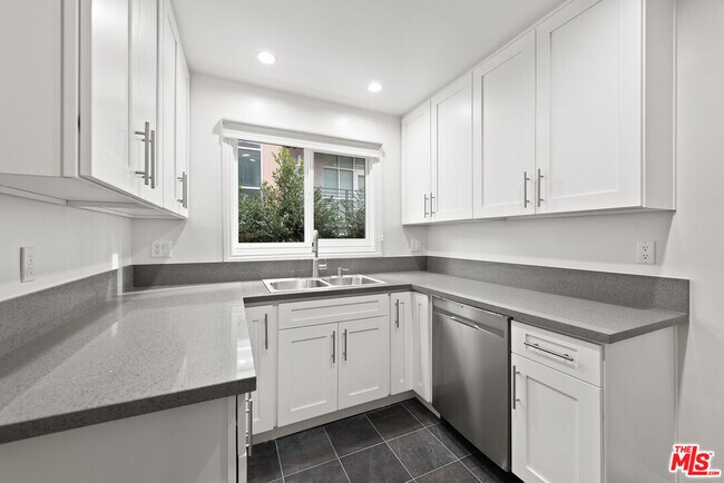 Building Photo - 1208 N Crescent Heights Blvd