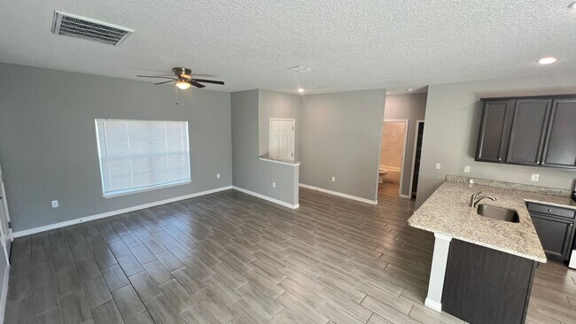 Building Photo - ADORABLE 3 Bedroom / 2 Bathroom Home in Pa...