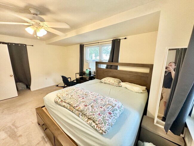 Building Photo - Sail into this 2BR 1BA at the Mayflower Condominiums in Alexandria includes utilities