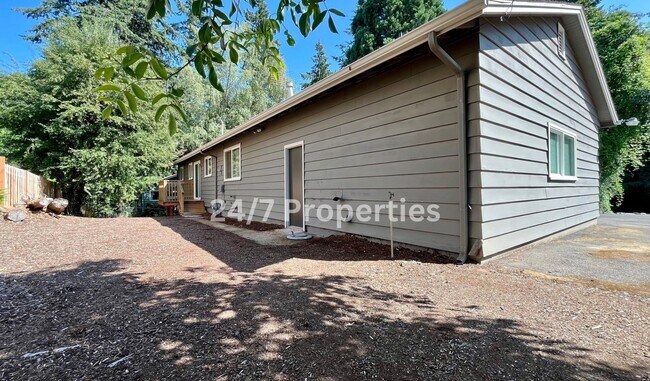 Building Photo - Spacious 4BD I 2BA Home w/ Separate Living...