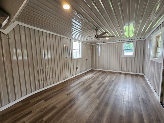 Building Photo - Available now ready for immediate move in