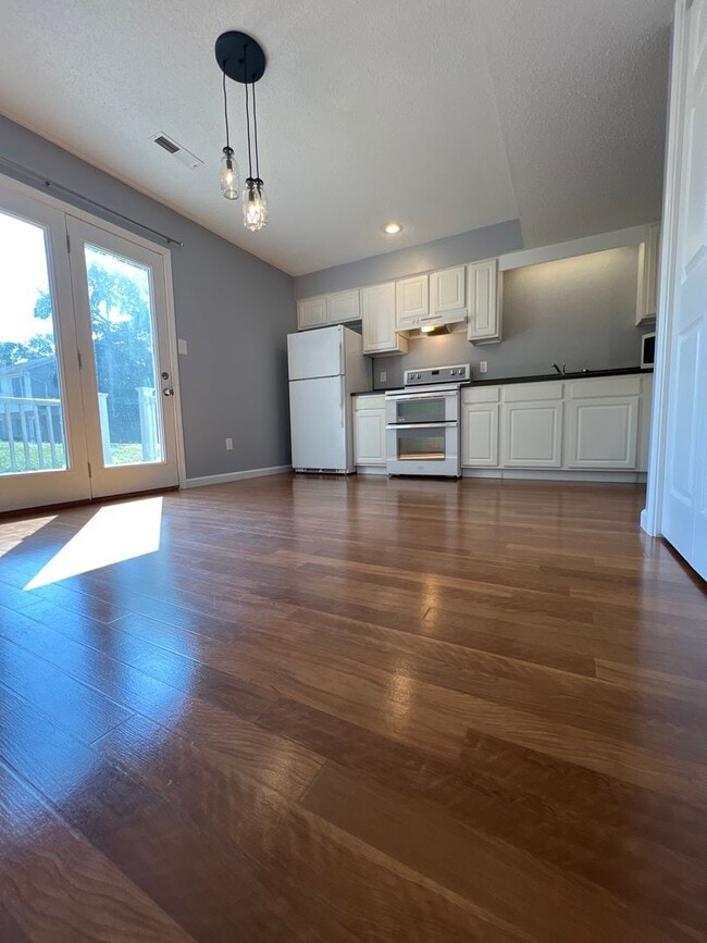 Building Photo - 2 Bedroom Condo! Available AUGUST 2026!  M...