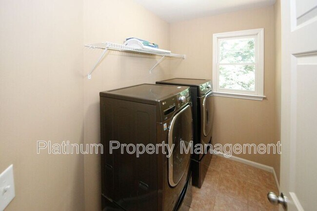 Building Photo - 4580 Wykeshire Ct