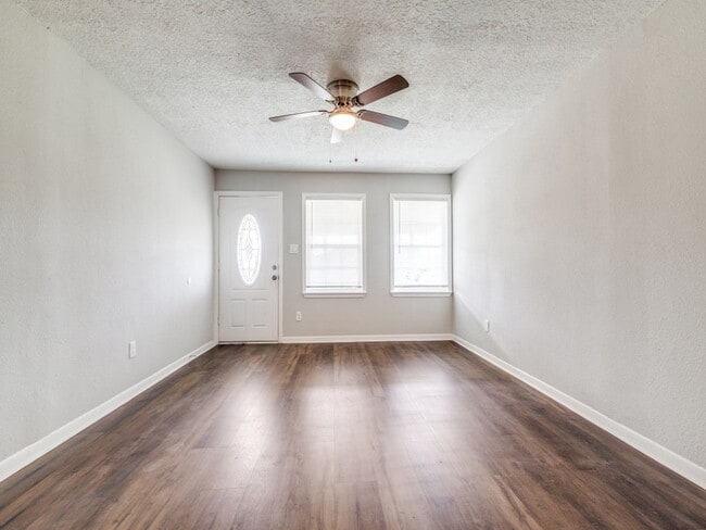 Building Photo - 411 Gober St