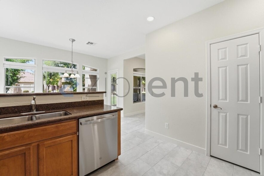 Building Photo - 2600 E Springfield Pl