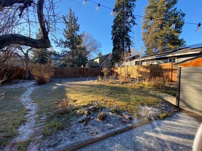 Building Photo - Single level charmer in SE Bend!