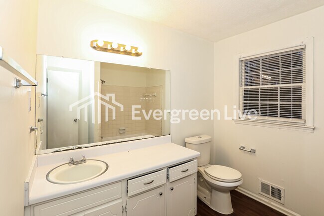 Building Photo - 1717 King Rd