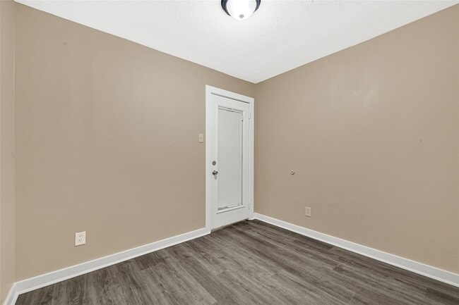 Building Photo - 305 N Live Oak St