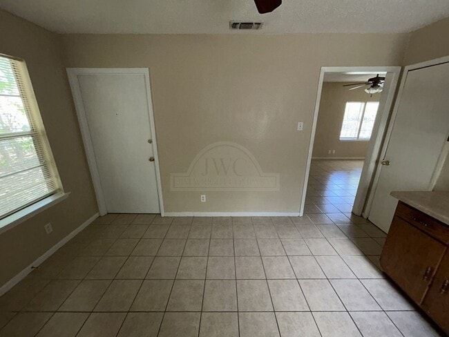 Building Photo - 908 Sutton Dr