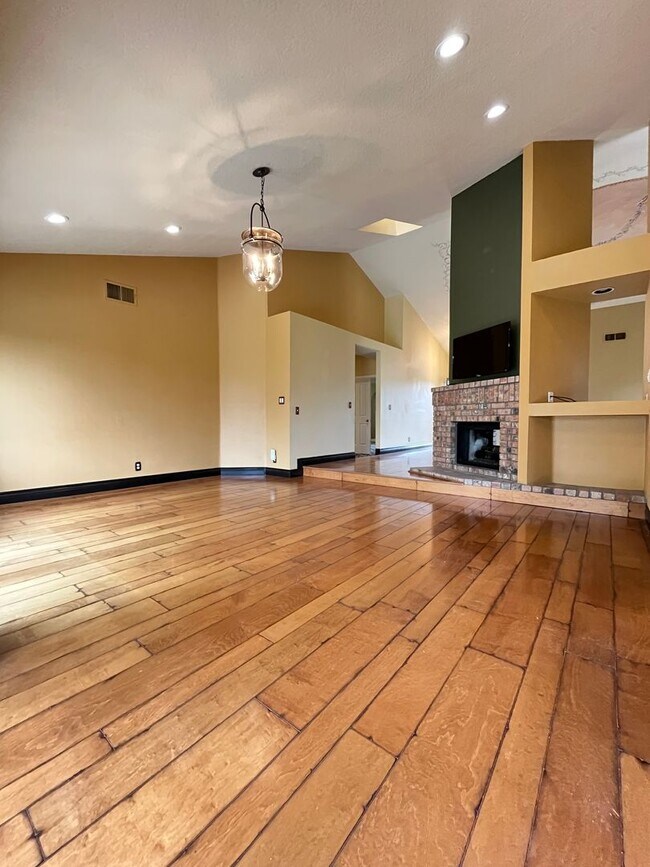 Building Photo - Large , Elegant Single Story House in Pres...