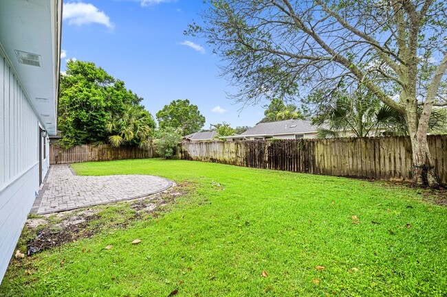 Building Photo - 349 Primrose Cir