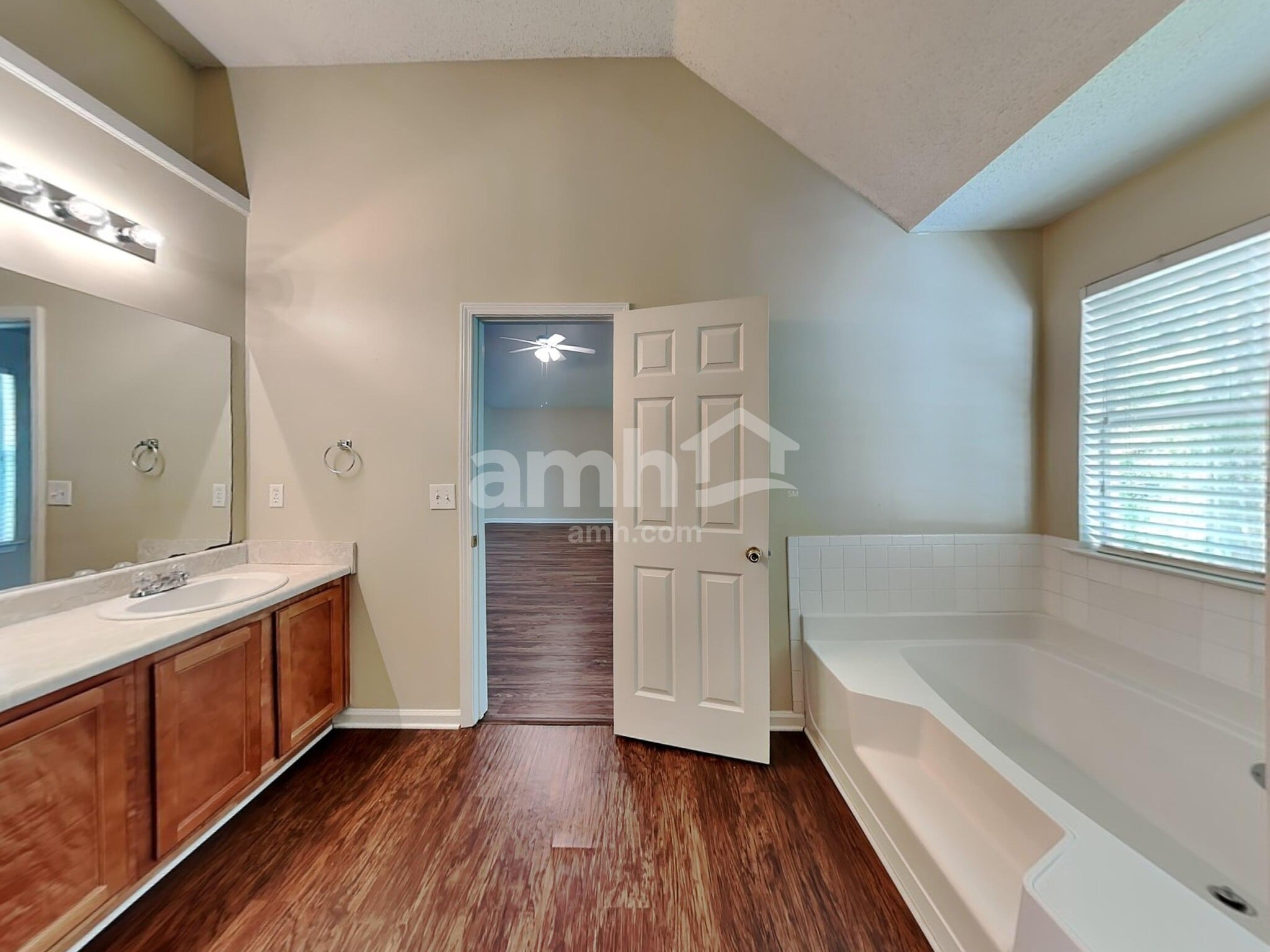 Building Photo - 129 Kentwood Springs Dr