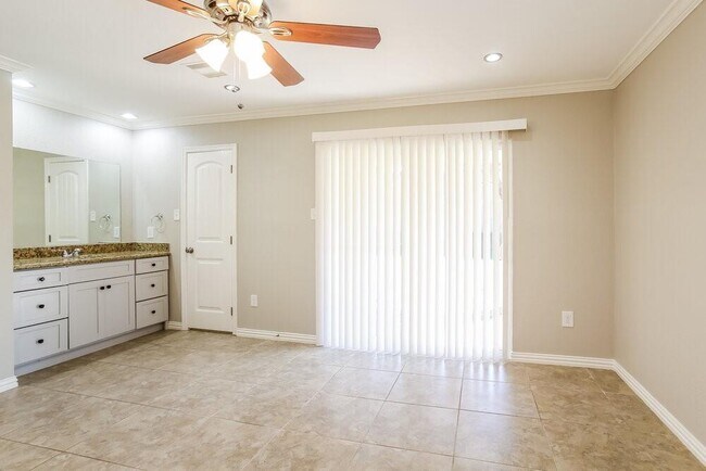Building Photo - 10806 Clear Fork Dr