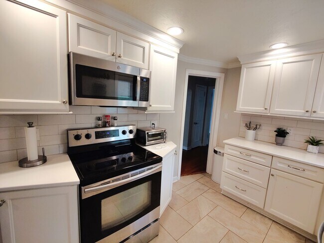 Building Photo - *Beautifully Updated & Spacious 3BD/2BA Si...