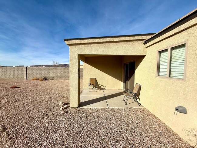 Building Photo - Great 4 Bedroom Home with Drive Through Side Gate! *HOME IS CURRENTLY OCCUPIED, PLEASE DO NOT DIS...