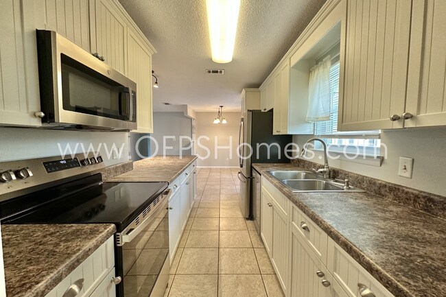 Building Photo - Move-in Special w/ Signed Lease by April 15