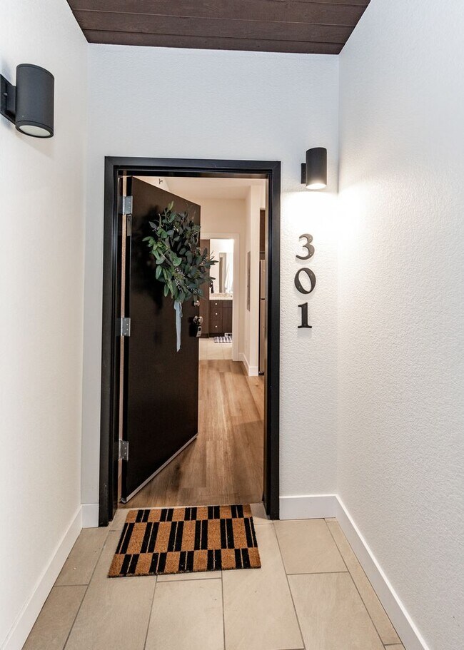 Building Photo - 1 bed, 1 bath Top Floor near Garden of the Gods