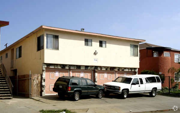 Building Photo - 756-758 Cerritos Ave