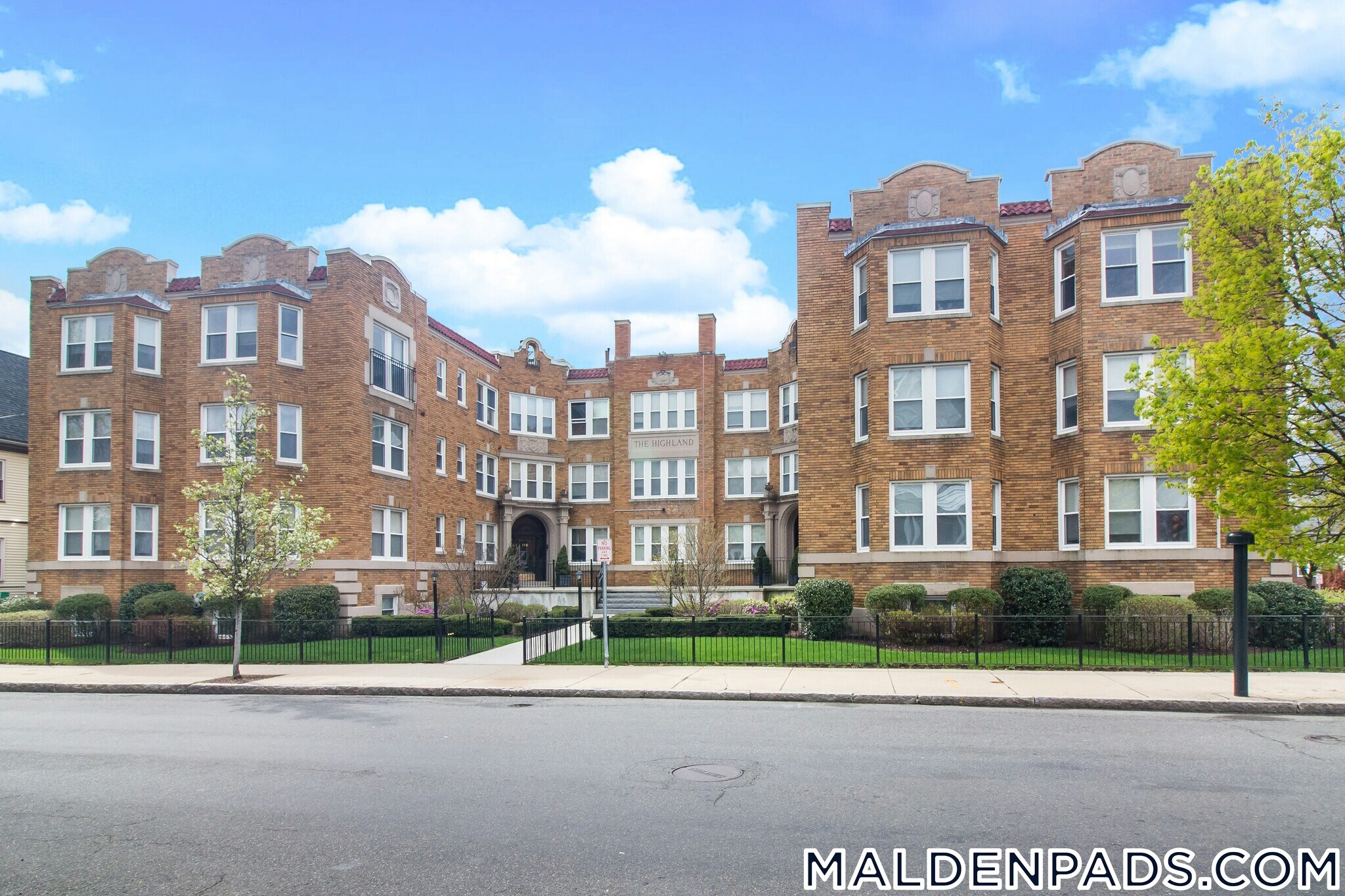 Building Photo - 170 Maple St