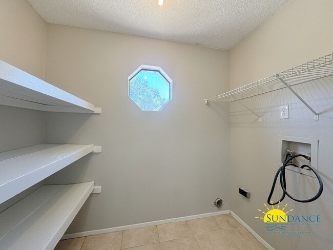 Building Photo - Newly Renovated 2BR/1.5BA Townhouse in For...