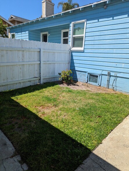 private backyard - 1324 Cota Ave