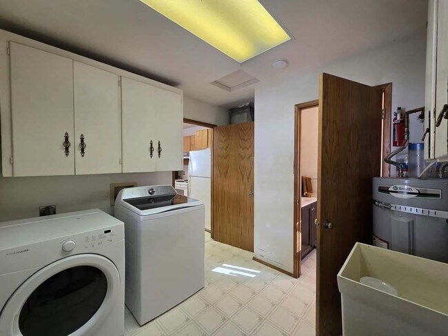Building Photo - Large 3 Bedroom, 2.5 Bath on Beautiful, HU...
