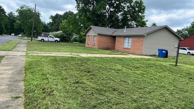 Building Photo - 606 Weaver Rd