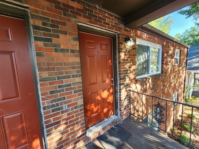 Building Photo - 924 Rarig Ave