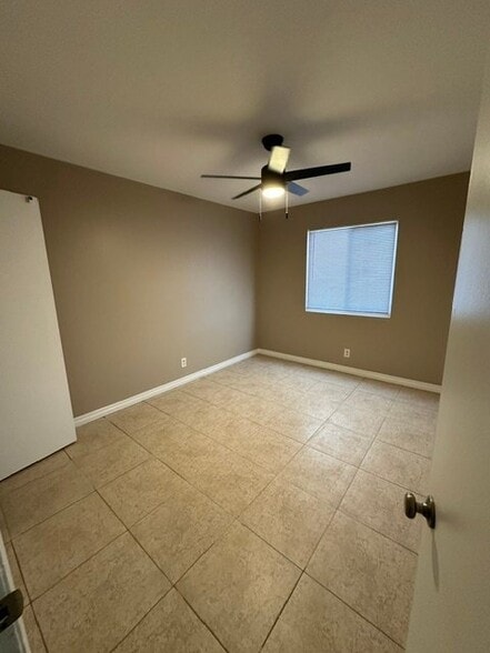Building Photo - 405 S Kroeger St