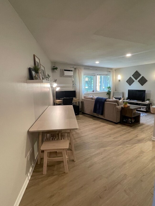 Building Photo - Champlin Main Floor Renovated Apartment, D...