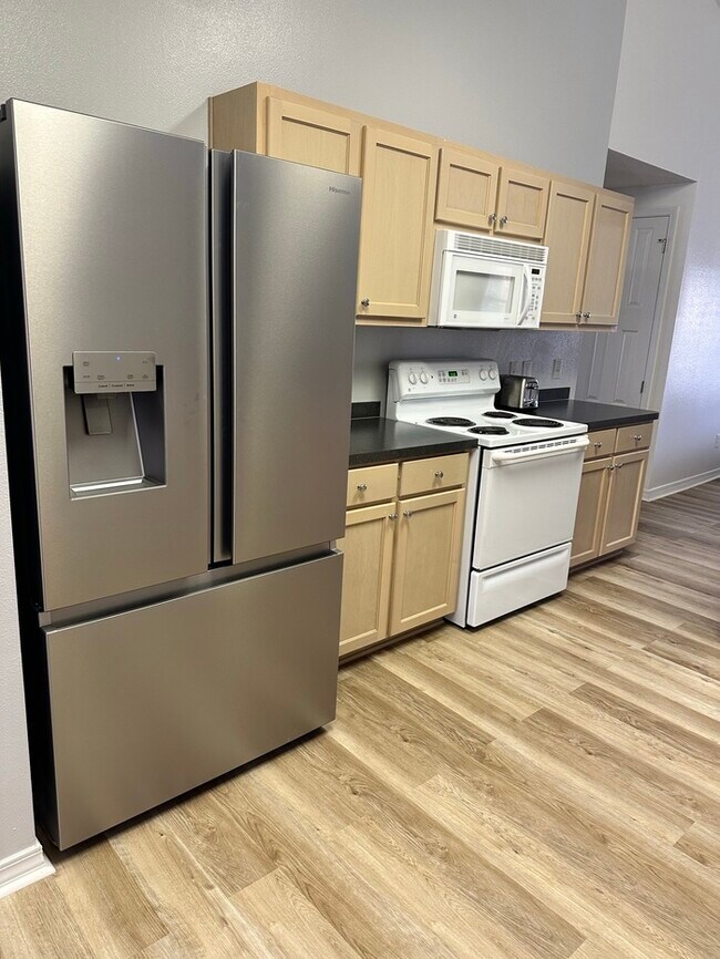 Building Photo - Large 4 bed / 3 bath home minutes from Nav...