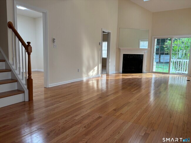 Building Photo - 511 Elm St