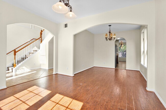 Building Photo - 2 Lulach Cir