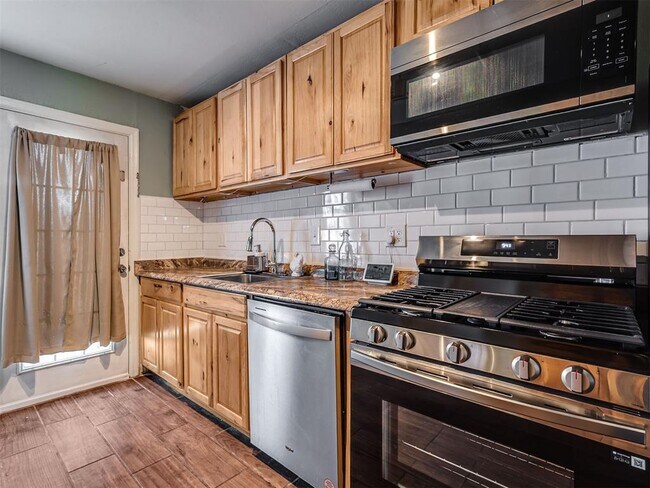 Building Photo - 211 W Dale St