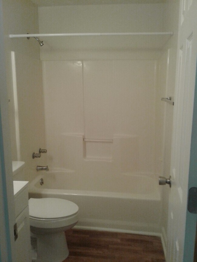 Building Photo - 2 Bedroom, 1 bath apartment - Downstairs Unit