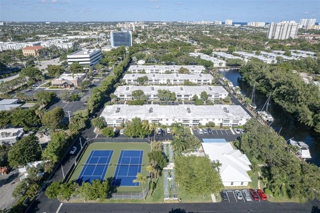 Building Photo - 6449 Bay Club Dr